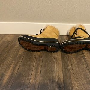 Women’s Sorel boots.